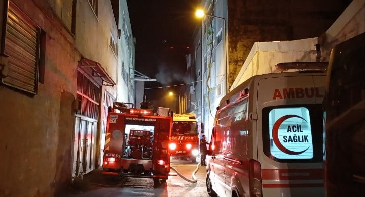 BURSA’NIN OSMANGAZİ İLÇESİNDE BULUNAN BİR TEKSTİL ATÖLYESİNDE ÇIKAN YANGIN, İTFAİYE EKİPLERİNİN...