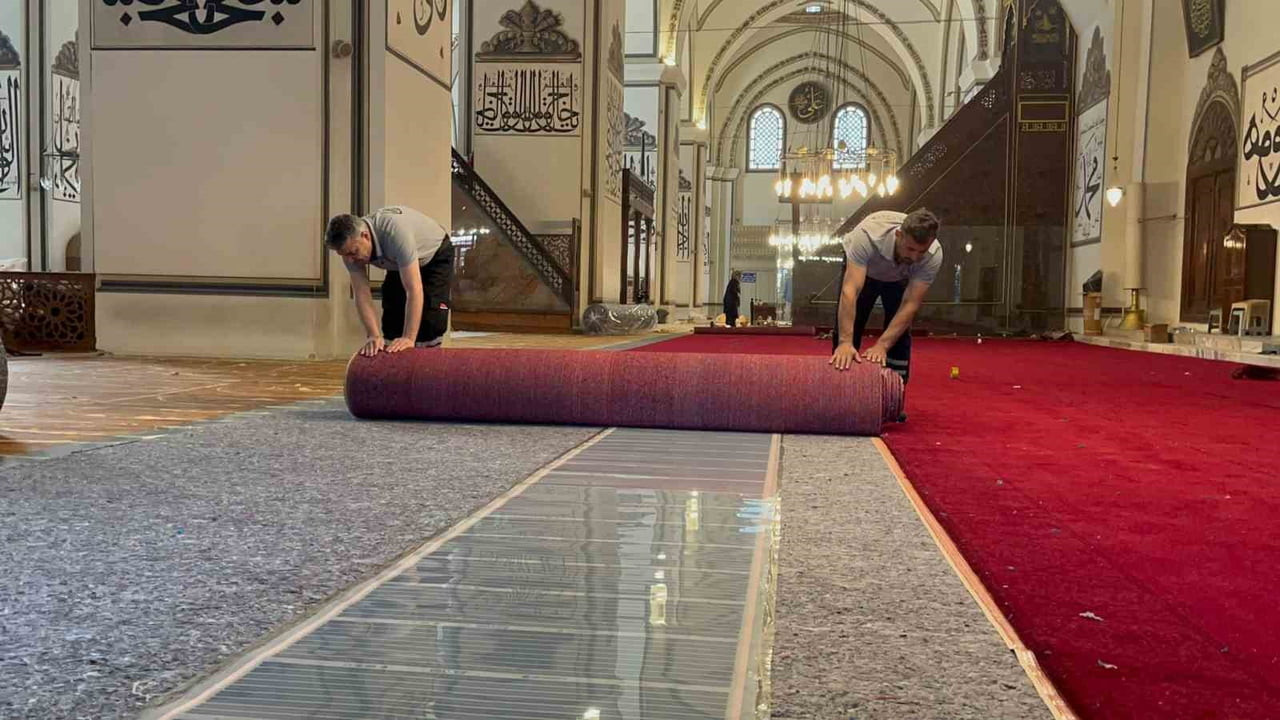 BURSA’NIN SİMGE YAPILARINDAN TARİHİ ULU CAMİ’DE HALI YENİLEME ÇALIŞMALARI BAŞLADI. OSMANLI...