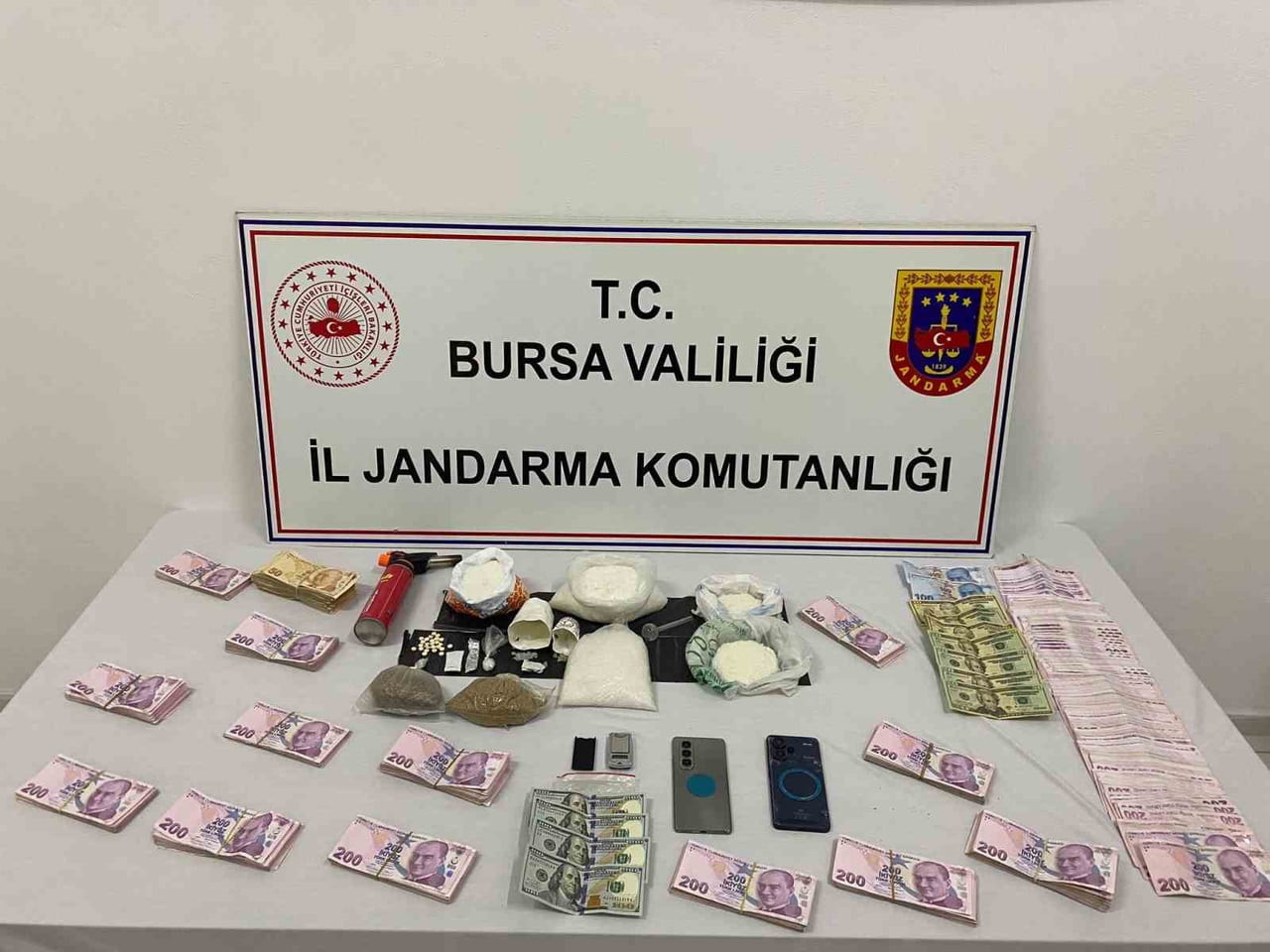 BURSA’NIN YILDIRIM İLÇESİNDE JANDARMA EKİPLERİNİN UYUŞTURUCUYLA MÜCADELE KAPSAMINDA YÜRÜTTÜĞÜ...