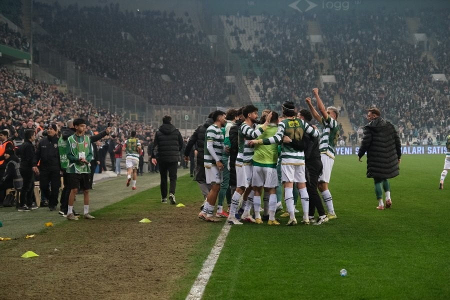 BURSASPOR-GEBZE MAÇININ FATURASI KESİLDİ; PFDK KARARLARIYLA YEŞİL-BEYAZLI KULÜBE TOPLAMDA YÜZ...