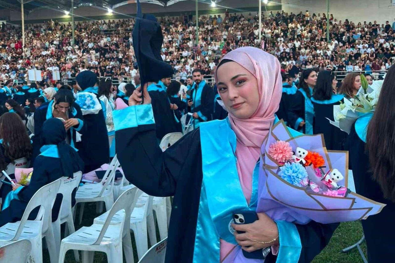 BÜŞRA GÜCÜK, SEREBRAL PALSİ İLE MÜCADELESİNİ ZAFERLE TAÇLANDIRARAK 3,48 ORTALAMA İLE BÖLÜM...