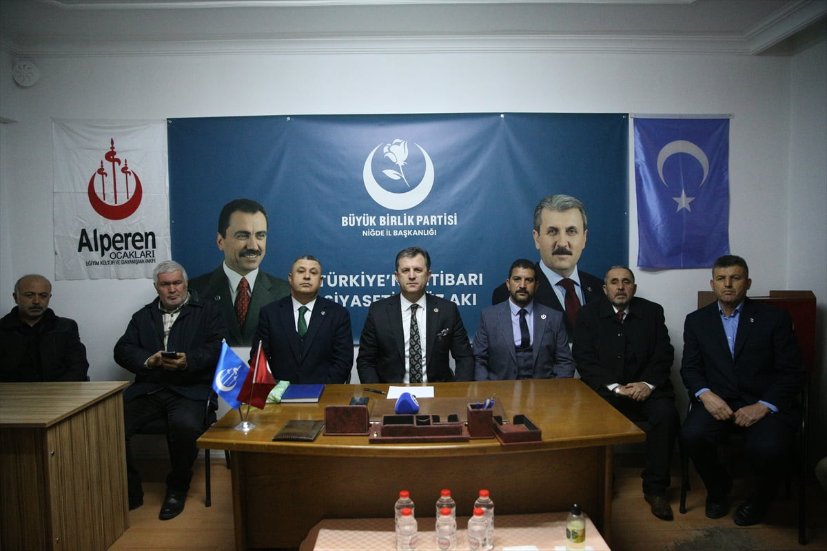 Büyük Birlik Partisi (BBP) Genel Başkan Yardımcısı Türker Yörükçüoğlu (ortada), partisinin İl...
