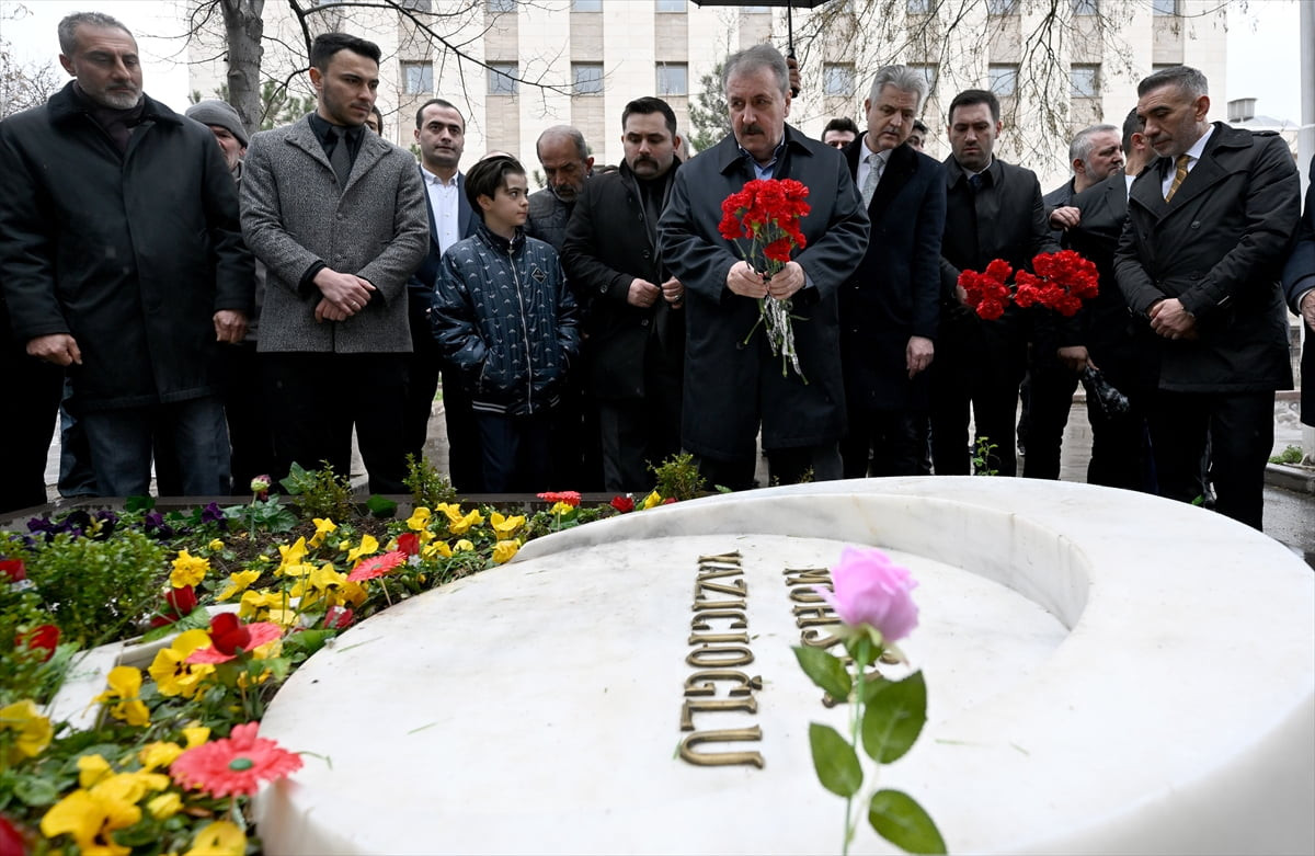 Büyük Birlik Partisi (BBP) Genel Başkanı Mustafa Destici, beraberindeki heyetle, partisinin kurucu...