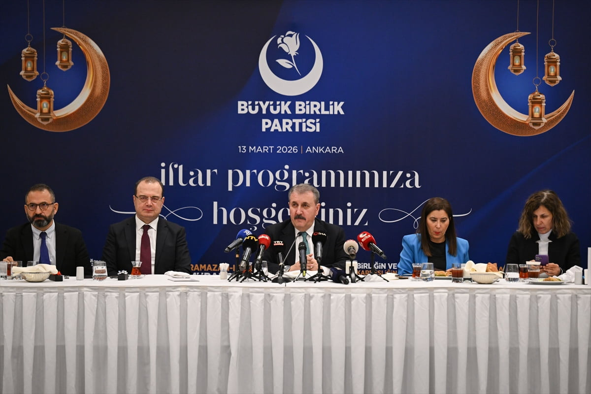 Büyük Birlik Partisi (BBP) Genel Başkanı Mustafa Destici, bir otelde düzenlenen iftar programında...