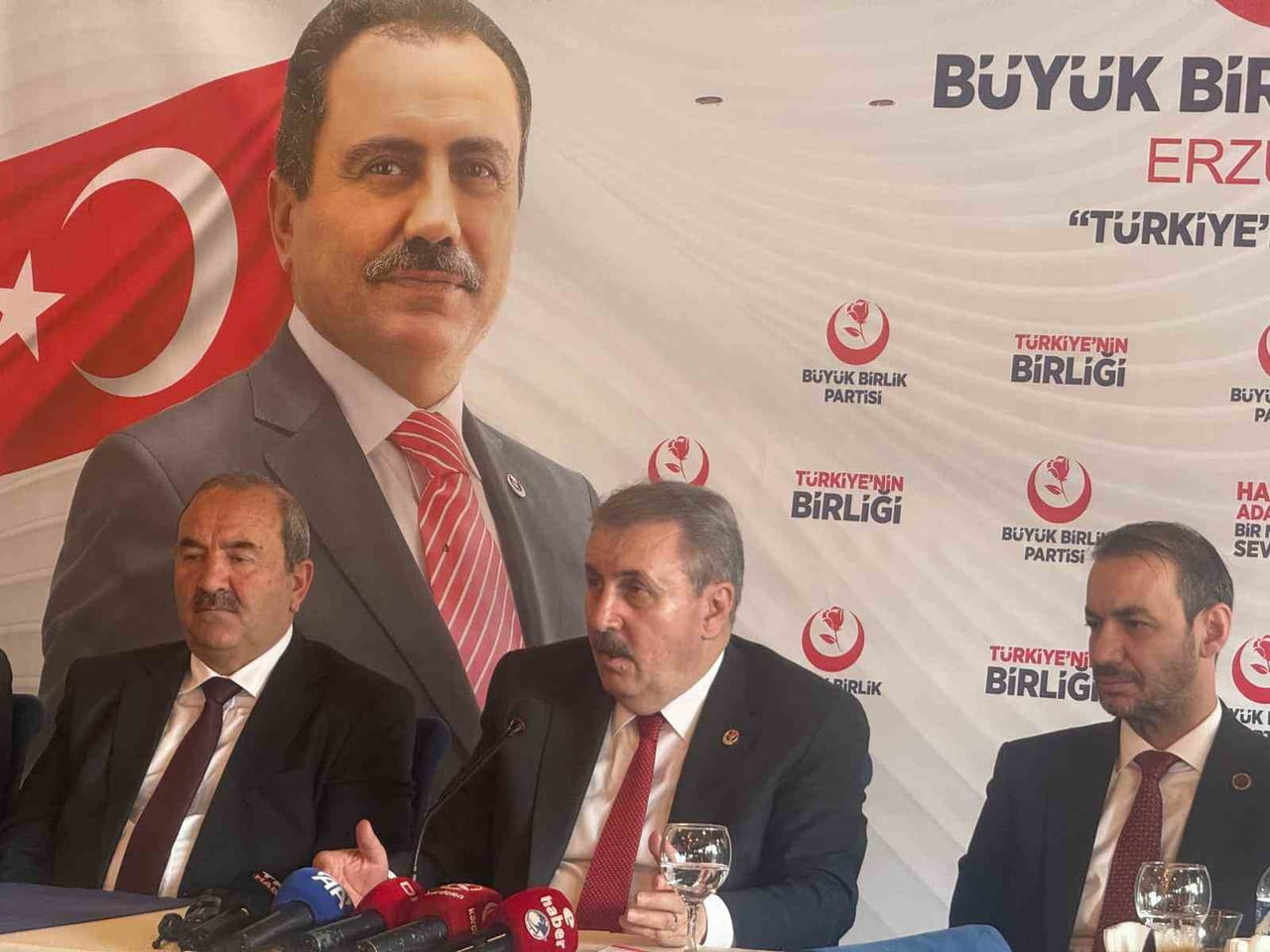 BÜYÜK BİRLİK PARTİSİ (BBP) GENEL BAŞKANI MUSTAFA DESTİCİ, ERZURUM’DA BASIN MENSUPLARI İLE KAHVALTI...