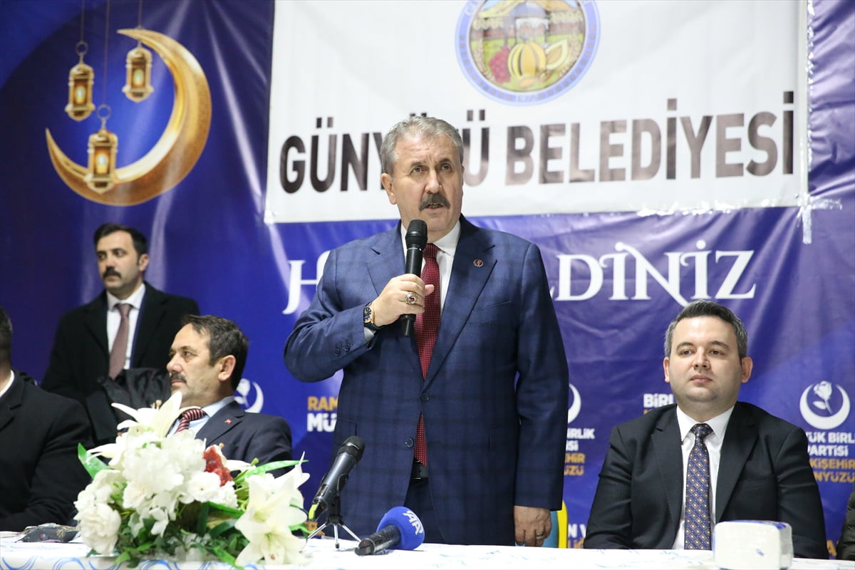 Büyük Birlik Partisi (BBP) Genel Başkanı Mustafa Destici, Eskişehir'in Günyüzü ilçesinde Belediye...