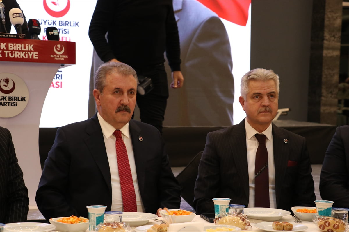 Büyük Birlik Partisi (BBP) Genel Başkanı Mustafa Destici, İzmit'teki bir düğün salonunda...