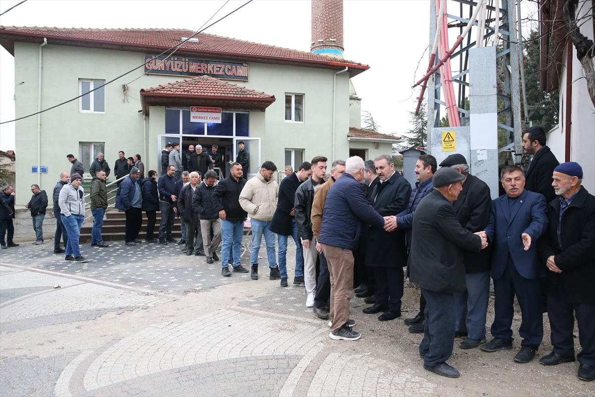 Büyük Birlik Partisi (BBP) Genel Başkanı Mustafa Destici, memleketi Eskişehir'in Günyüzü ilçesinde...