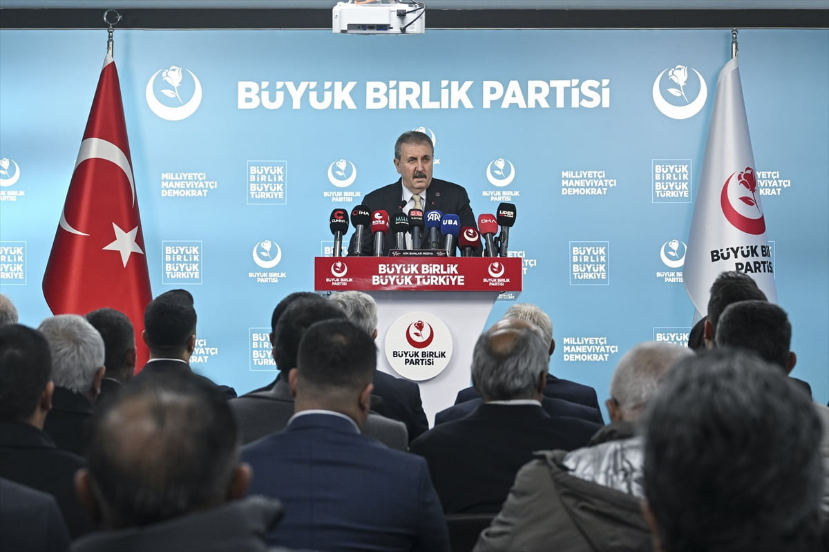 Büyük Birlik Partisi (BBP) Genel Başkanı Mustafa Destici, partisinin genel merkezinde düzenlediği...