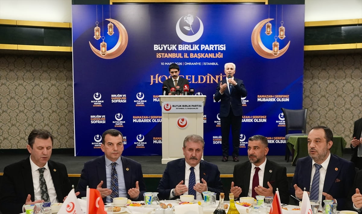 Büyük Birlik Partisi (BBP) Genel Başkanı Mustafa Destici, partisinin İstanbul İl Başkanlığı...
