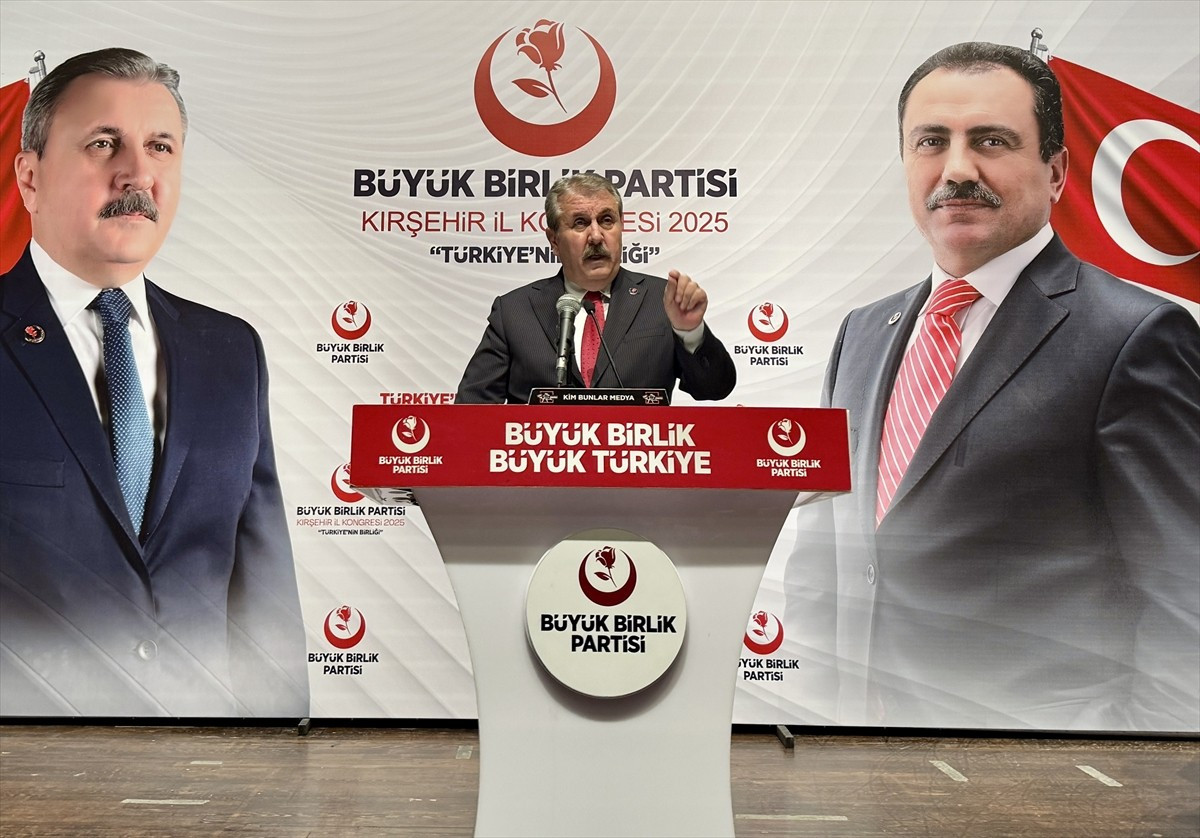 Büyük Birlik Partisi (BBP) Genel Başkanı Mustafa Destici, partisinin Kırşehir Neşet Ertaş Kültür...