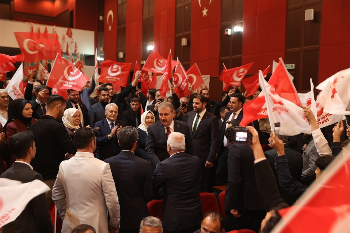 Büyük Birlik Partisi (BBP) Genel Başkanı Mustafa Destici, partisinin Mardin'in merkez Artuklu...