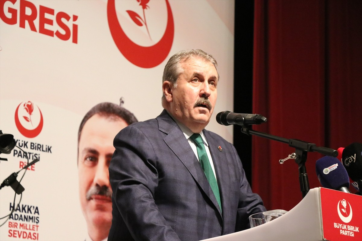 Büyük Birlik Partisi (BBP) Genel Başkanı Mustafa Destici Rize'de partisinin İsmail Kahraman Kültür...