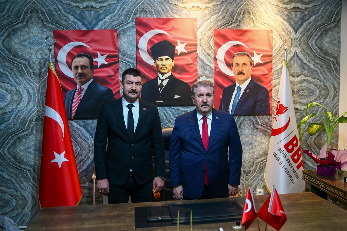 Büyük Birlik Partisi (BBP) Genel Başkanı Mustafa Destici (sağda), bir dizi ziyaret için Uşak'a...
