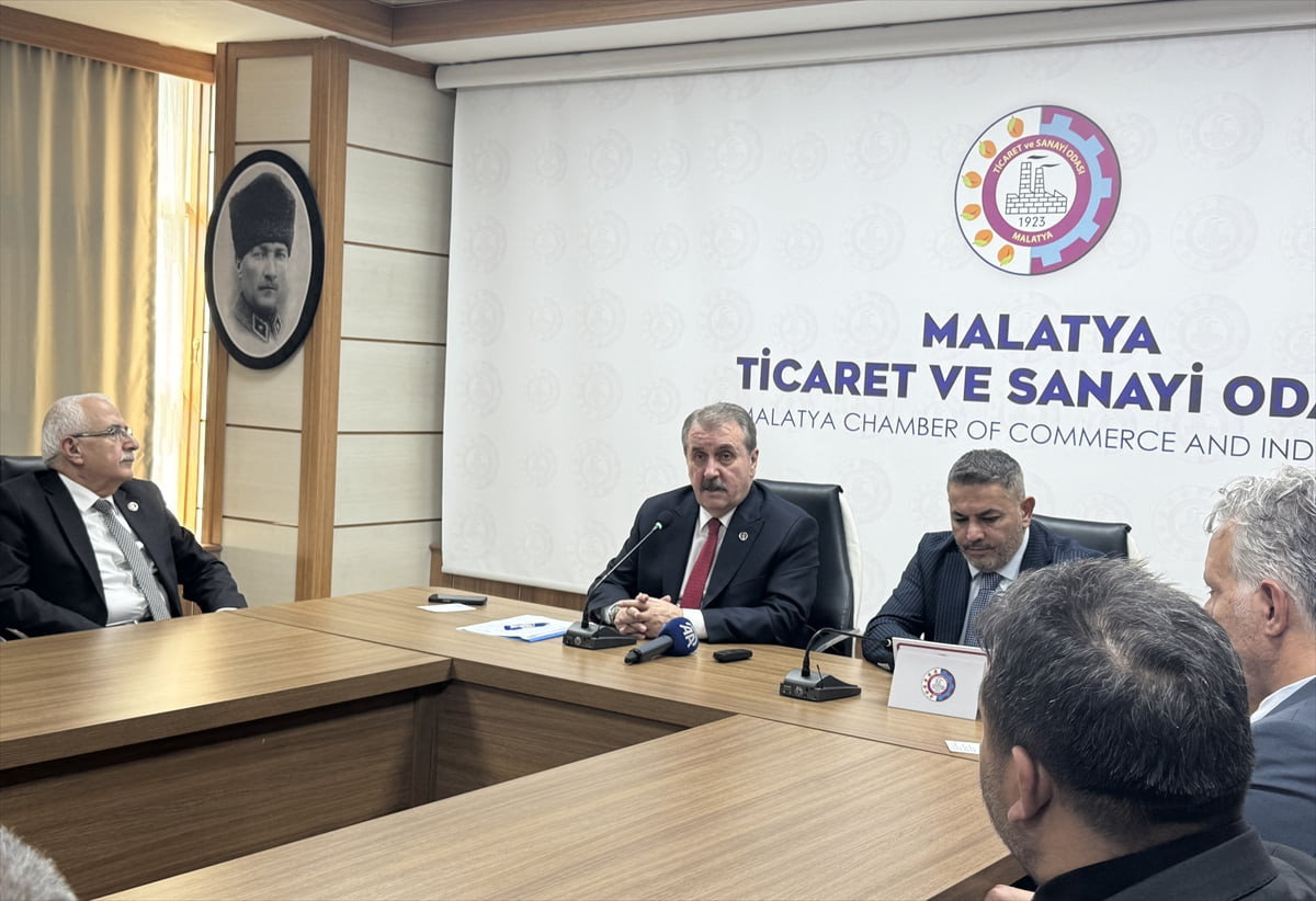 Büyük Birlik Partisi (BBP) Genel Başkanı Mustafa Destici (sol 2), Malatya Ticaret ve Sanayi...