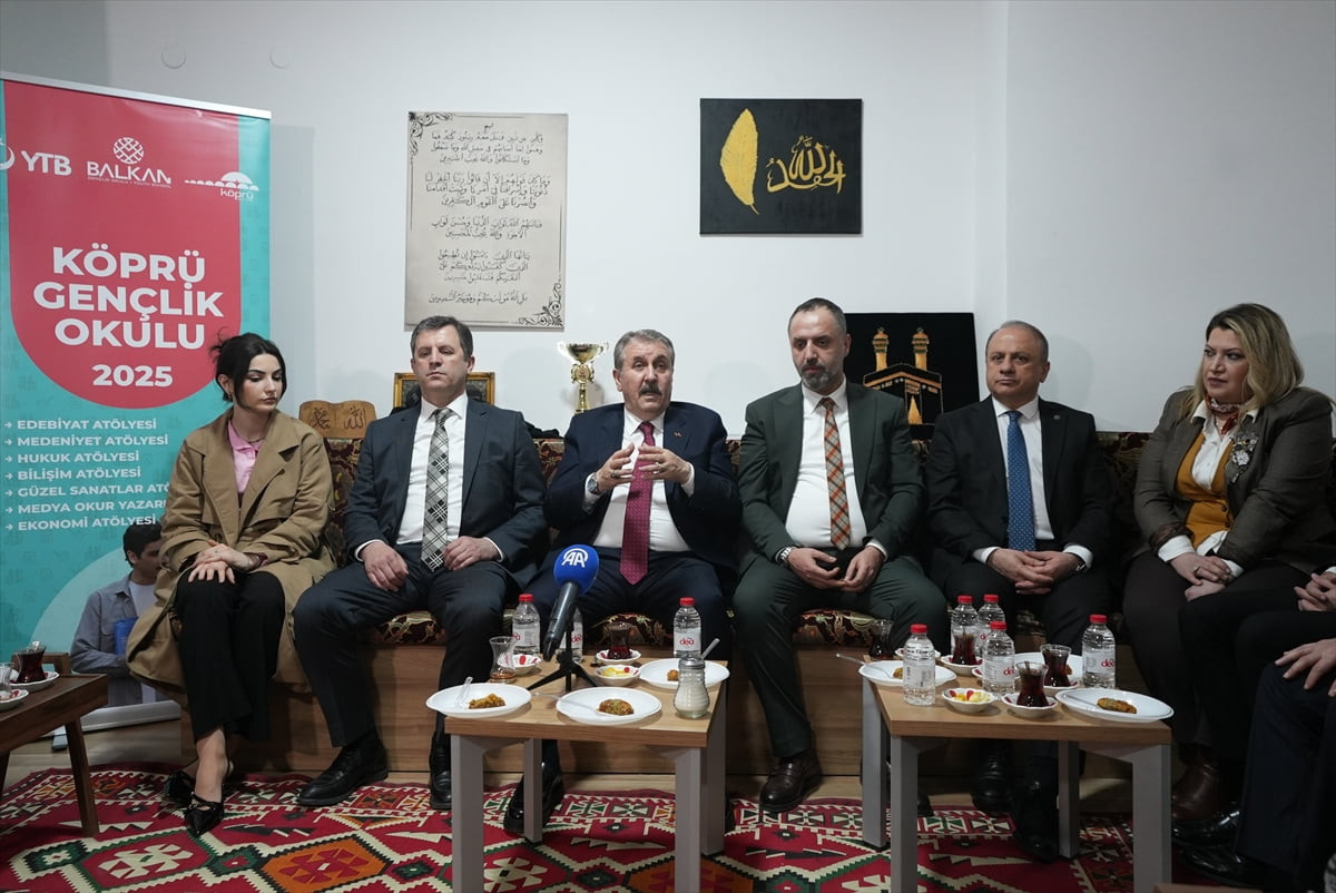 Büyük Birlik Partisi (BBP) Genel Başkanı Mustafa Destici (sol 3), Kuzey Makedonya'nın başkenti...