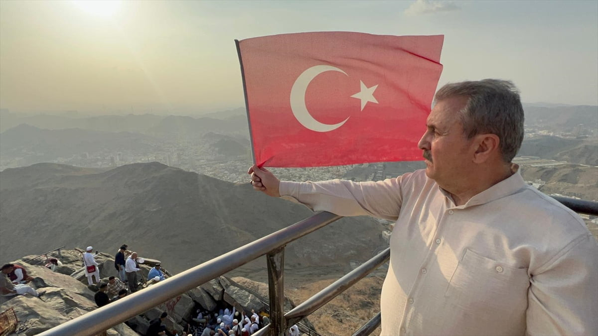 Büyük Birlik Partisi (BBP) Genel Başkanı Mustafa Destici, umre ibadeti için bulunduğu Mekke'de...