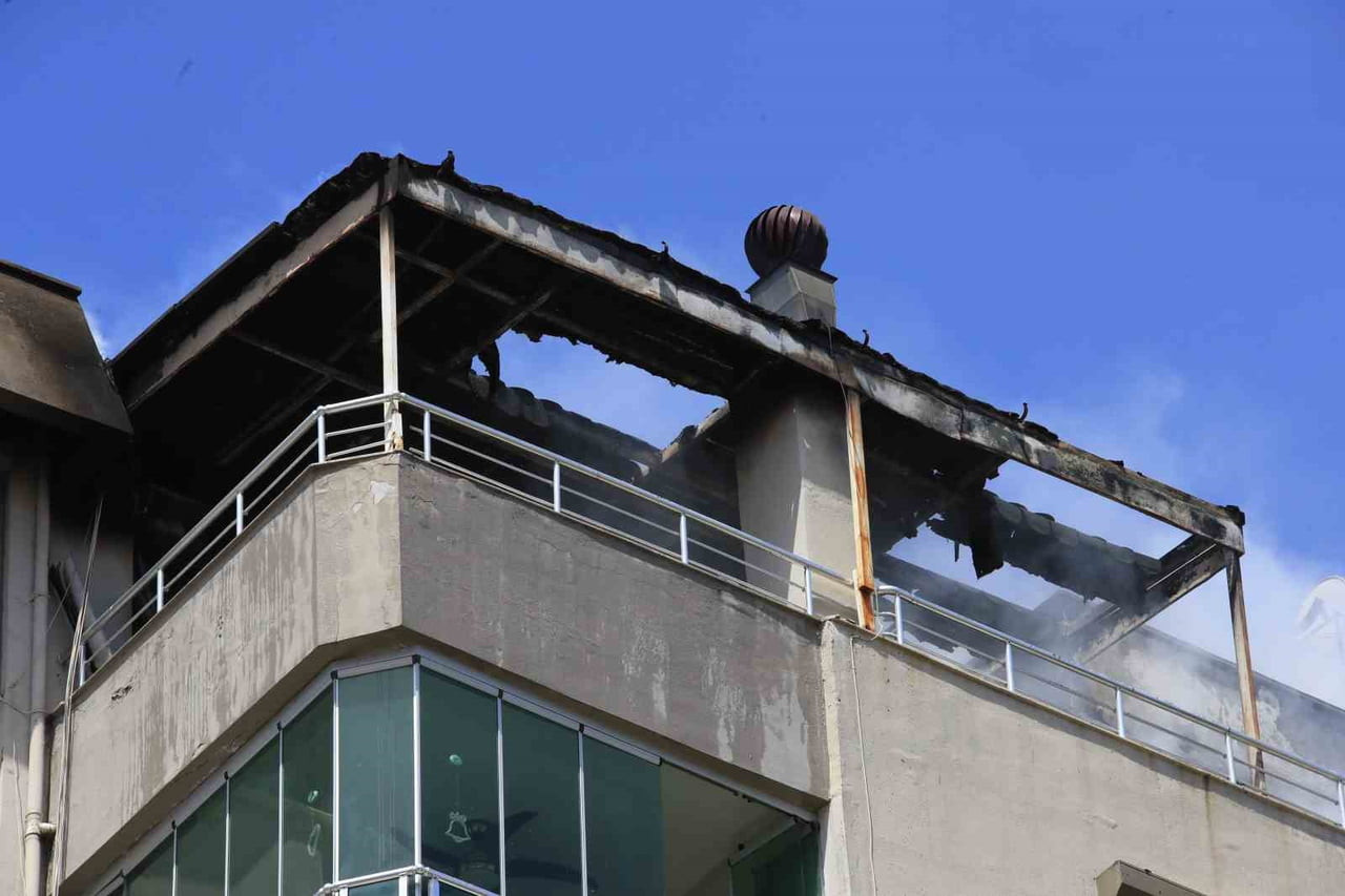 BÜYÜK ÇAPTA HASARA YOL AÇAN YANGINDA APARTMANDAKİ YAŞLI BİNA SAKİNLERİ, KAPILARI ÇALAN KURYELERİN...