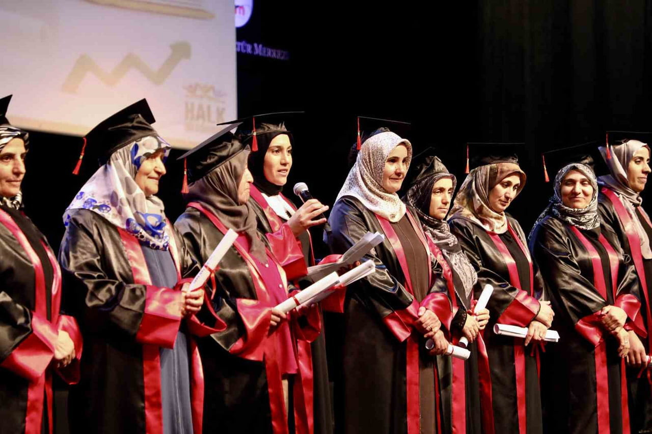 BÜYÜKÇEKMECE BELEDİYESİ HALK AKADEMİSİ MESLEK KURSLARI’NDA EĞİTİMLERİNİ TAMAMLAYAN KURSİYERLER...
