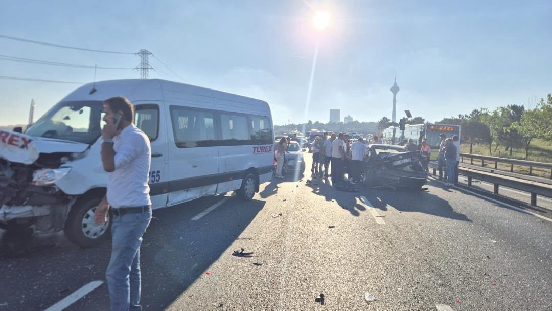 BÜYÜKÇEKMECE MEVKİ E-5 KARAYOLU’NDA BARİYERLE ÇARPAN ARAÇ YOLA SAVRULURKEN, ARKASINDAN GELEN...
