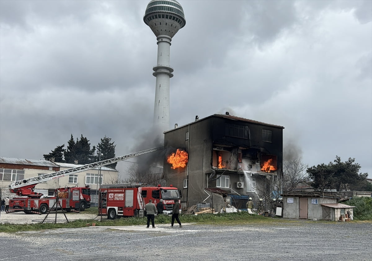 Büyükçekmece'de, 3 katlı binada çıkan yangın itfaiye ekiplerince söndürüldü.