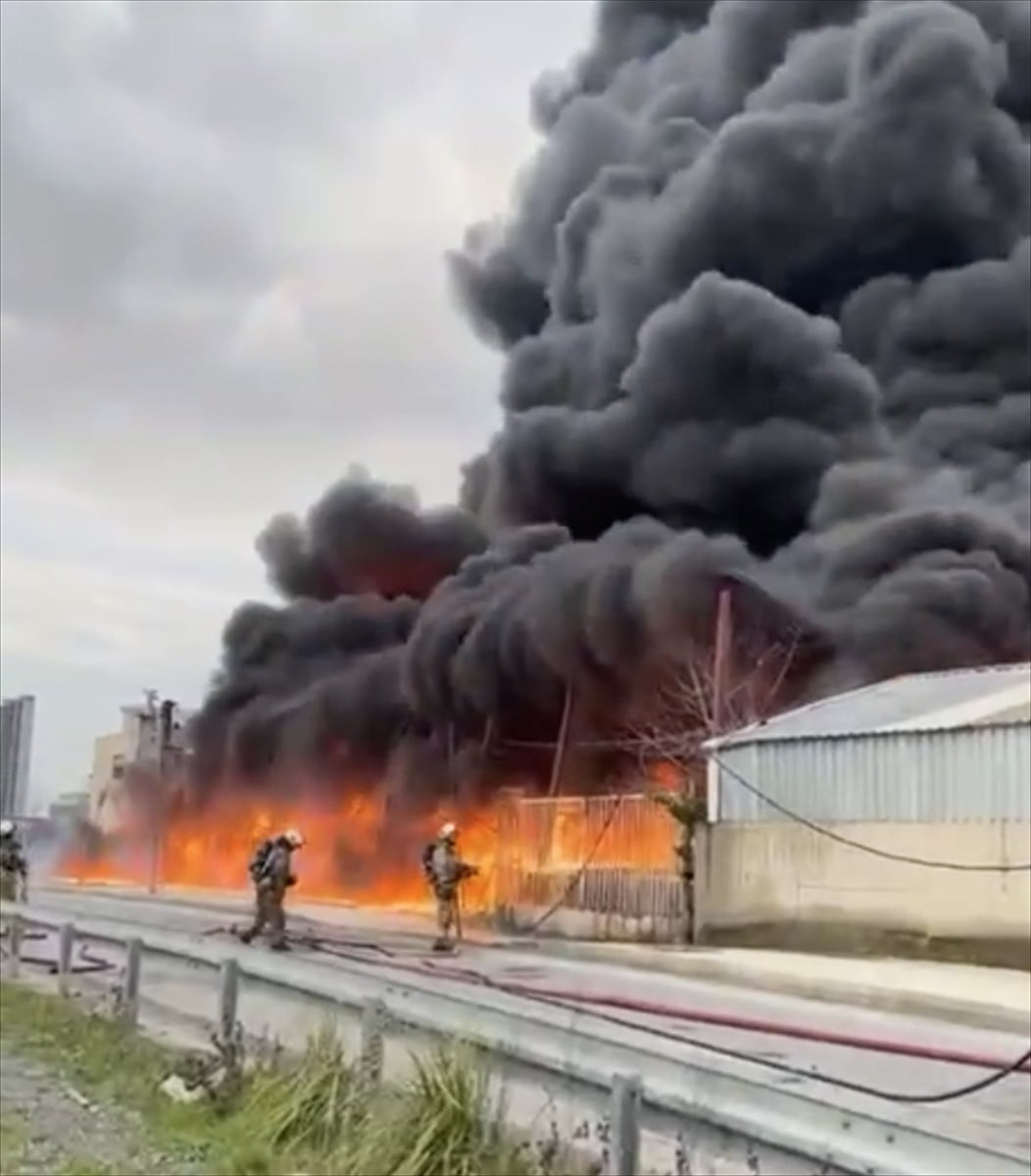 Büyükçekmece'de, bir fabrikanın açık alanında bulunan palet ve plastik kasalarda çıkan yangına...