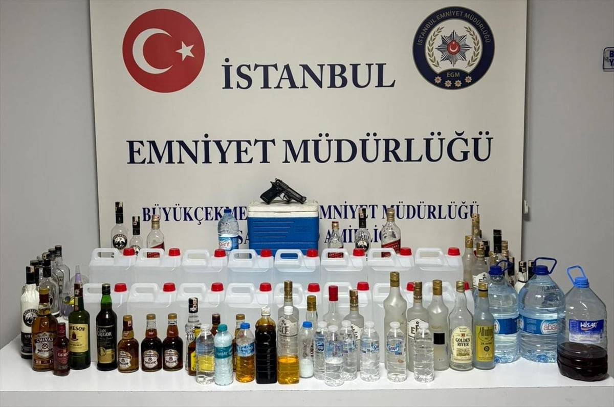 Büyükçekmece'de düzenlenen kaçak içki operasyonunda 1 şüpheli gözaltına alındı. Şüphelinin evi ile...