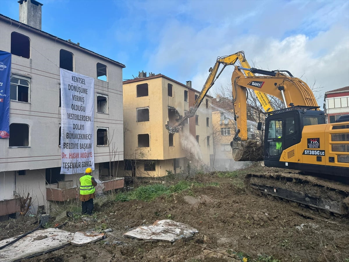 Büyükçekmece'de, kentsel dönüşüm çalışmaları kapsamında deprem açısından "yüksek riskli" olduğu...
