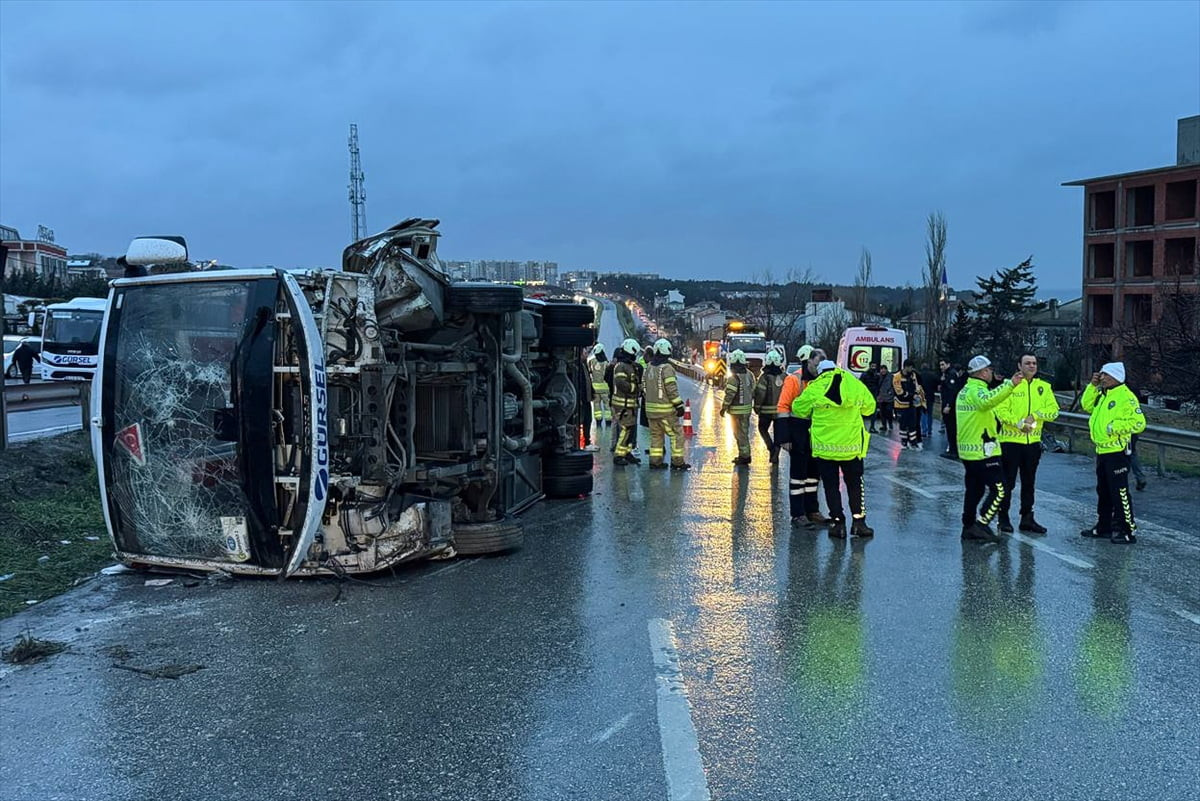 Büyükçekmece'de servis aracının devrilmesi sonucu 1 kişi hayatını kaybetti, 9 kişi...