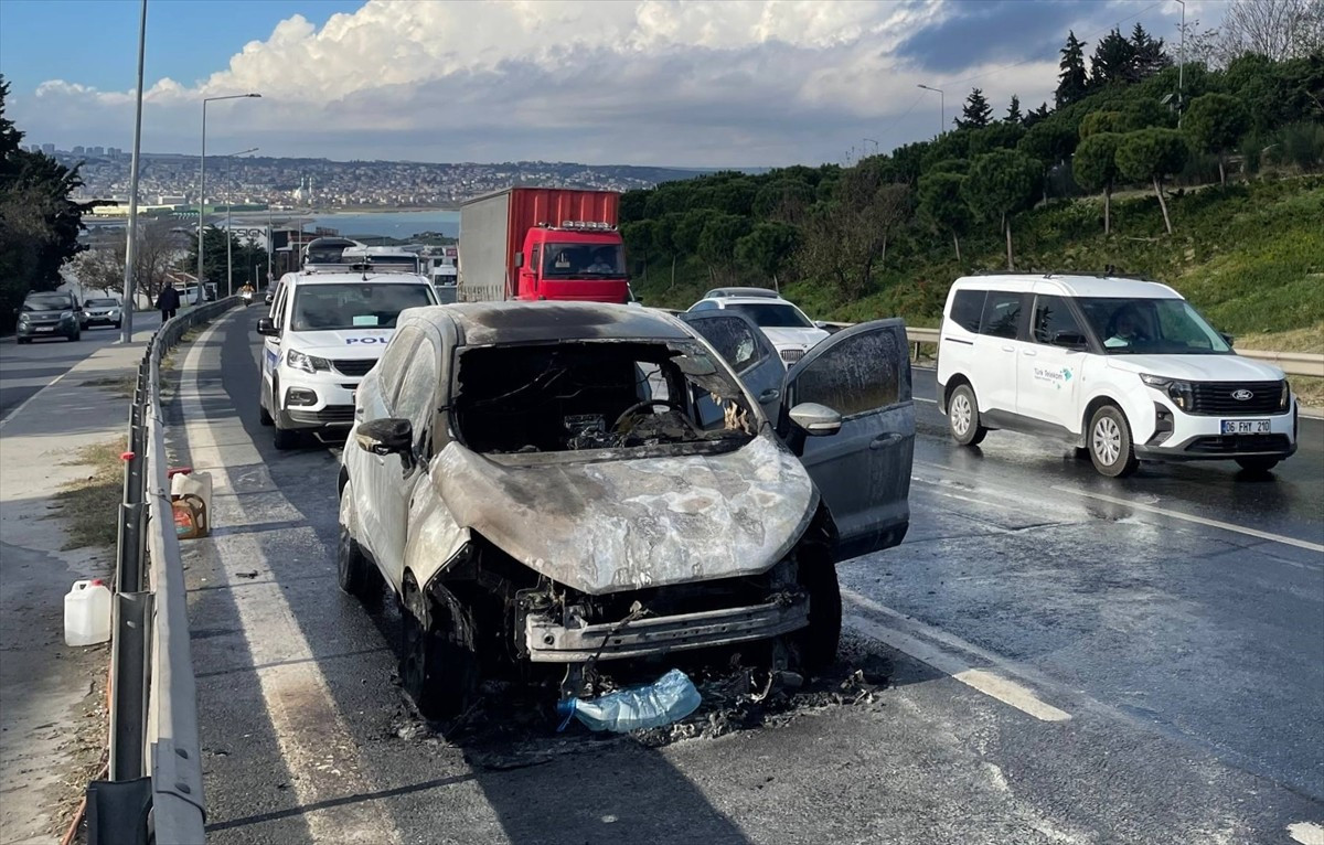 Büyükçekmece'de seyir halindeki otomobilde çıkan yangın itfaiye ekiplerince söndürüldü.
