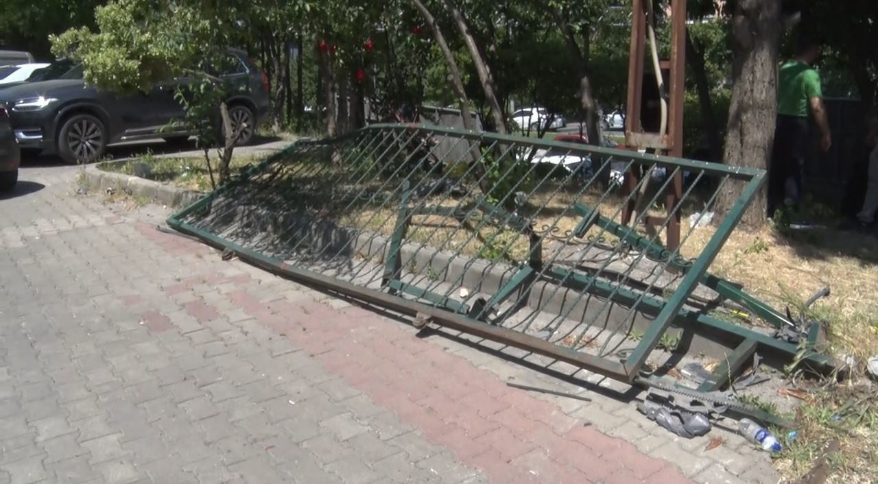 BÜYÜKÇEKMECE’DE ÇOCUĞUNU ORTAOKUL SINAVINA GETİREN VELİ, FREN YERİNE GAZA BASINCA OKUL ÖNÜNDEKİ...