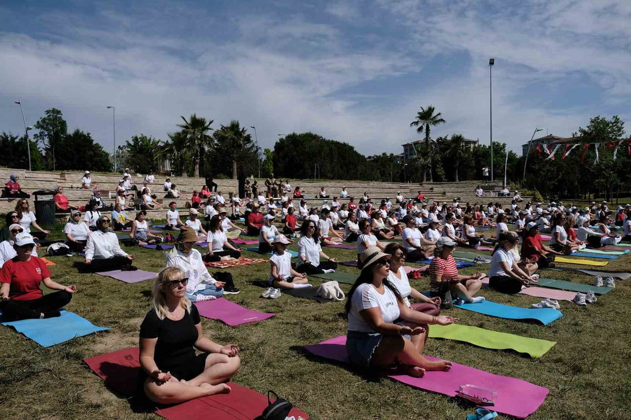 BÜYÜKÇEKMECE’DE DÜNYA YOGA GÜNÜ KAPSAMINDA DÜZENLENEN ETKİNLİKTE YÜZLERCE KADIN YOGA...