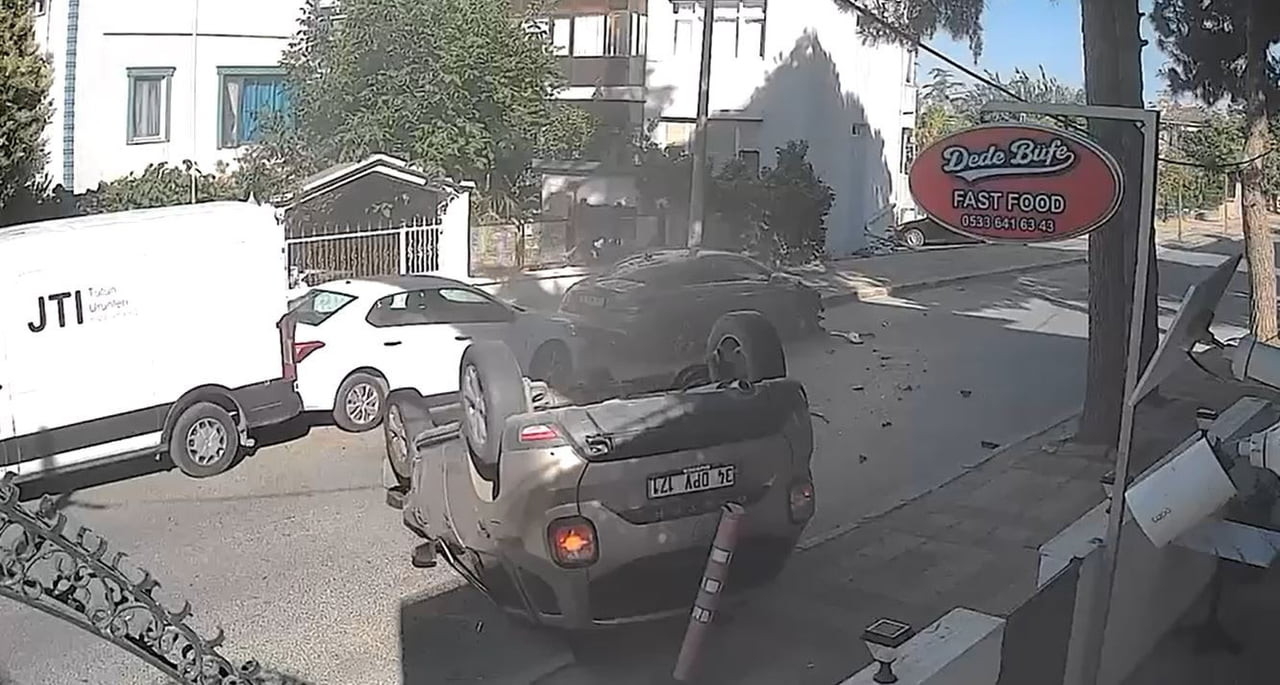 BÜYÜKÇEKMECE’DE, PARK HALİNDEKİ ARACA ÇARPAN OTOMOBİL TAKLA ATTI. KAZA ANI GÜVENLİK KAMERASI...