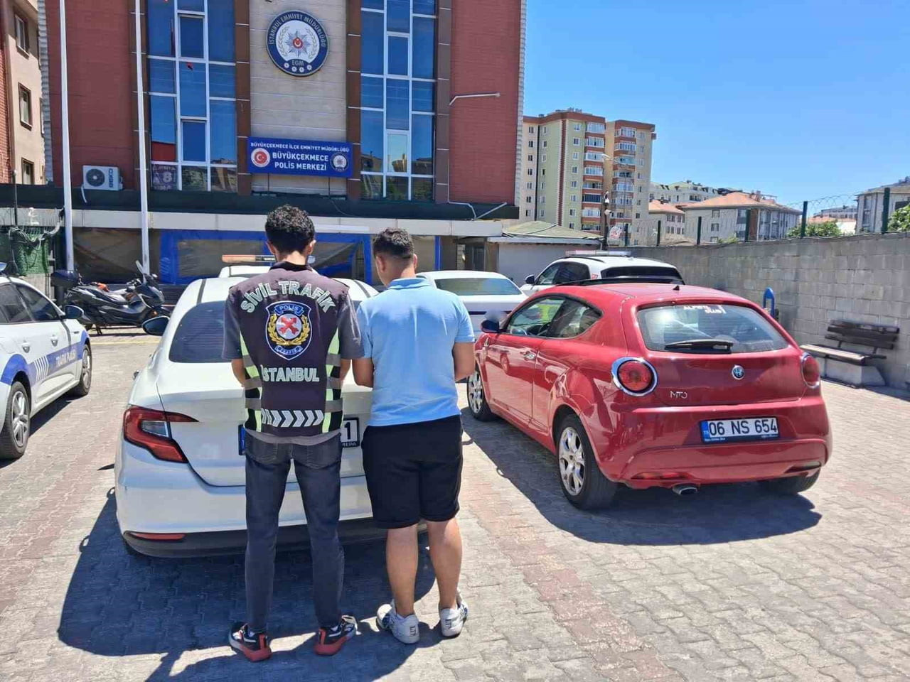 BÜYÜKÇEKMECE’DE, TRAFİKTE YOL KAVGASINDA SÜRÜCÜYÜ YUMRUKLAYAN ŞAHSA 180 BİN LİRA CEZA KESİLDİ....