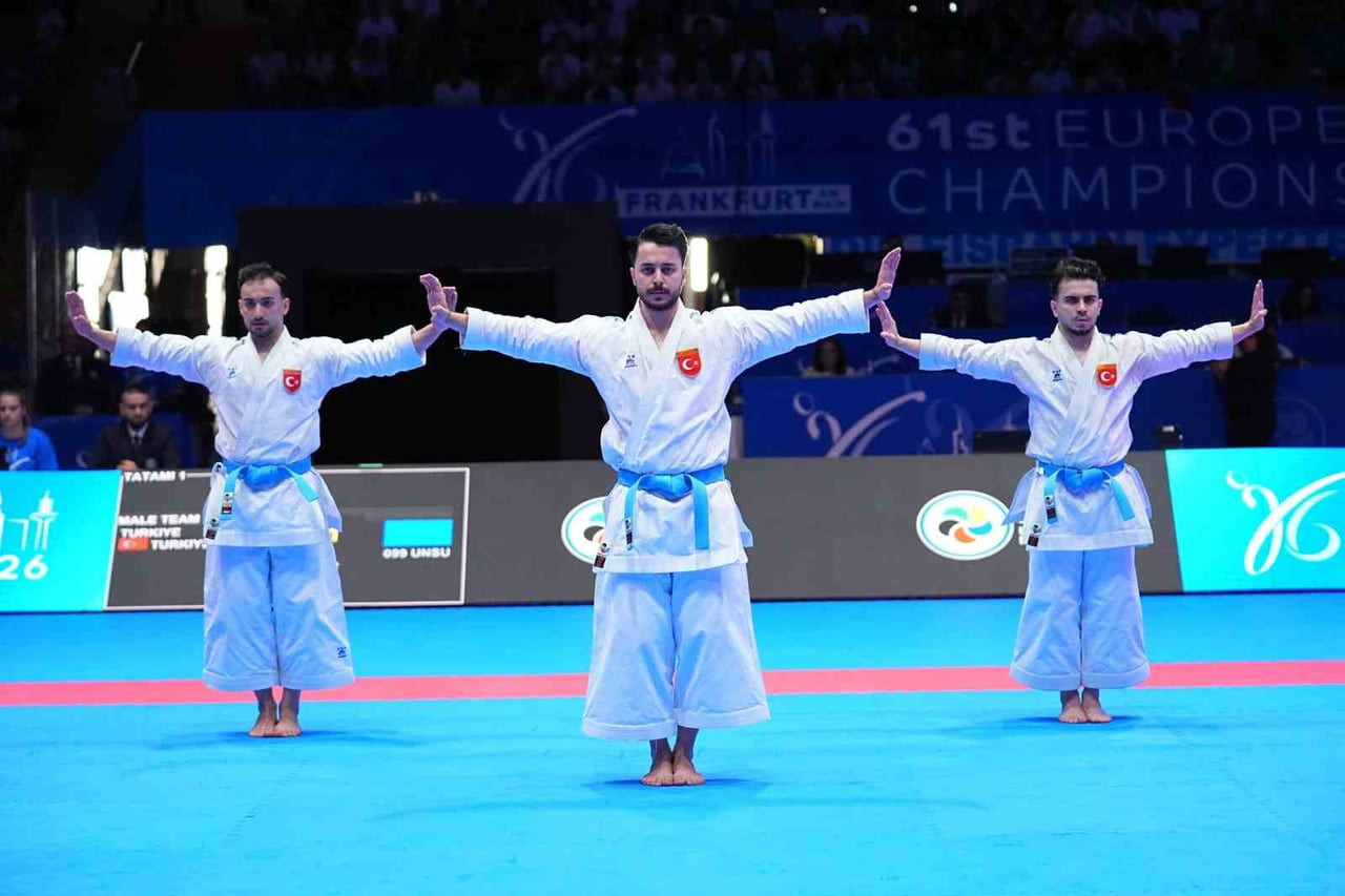 BÜYÜKLER AVRUPA KARATE ŞAMPİYONASI'NDA TÜRKİYE, ERKEK TAKIM KATADA GÜMÜŞ MADALYA KAZANDI.