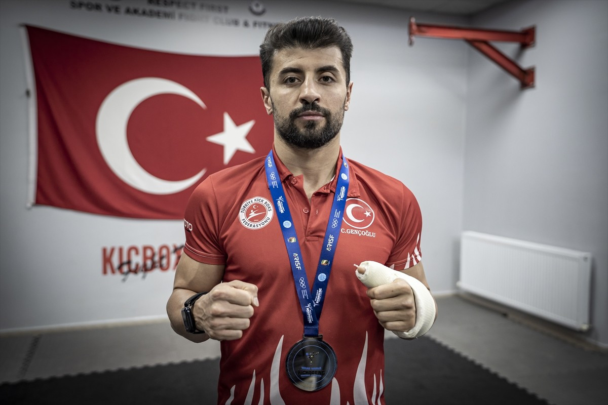 Büyükler Dünya Kick Boks Şampiyonası'nda kırık parmakla final gören Cebrail Gençoğlu, milli forma...
