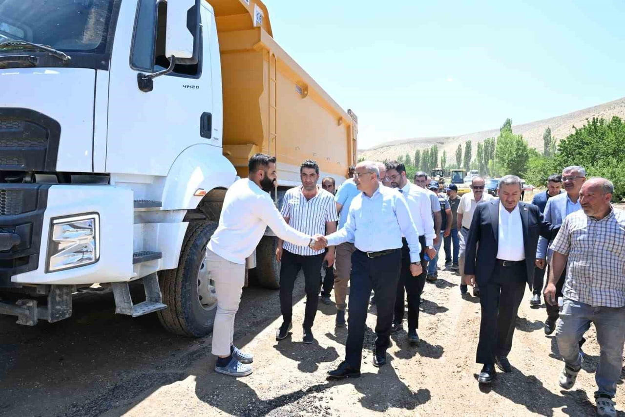 BÜYÜKŞEHİR, 55 MAHALLEYİ BİRBİRİNE BAĞLAYAN YOLDA STANDARDI YÜKSELTİYOR.