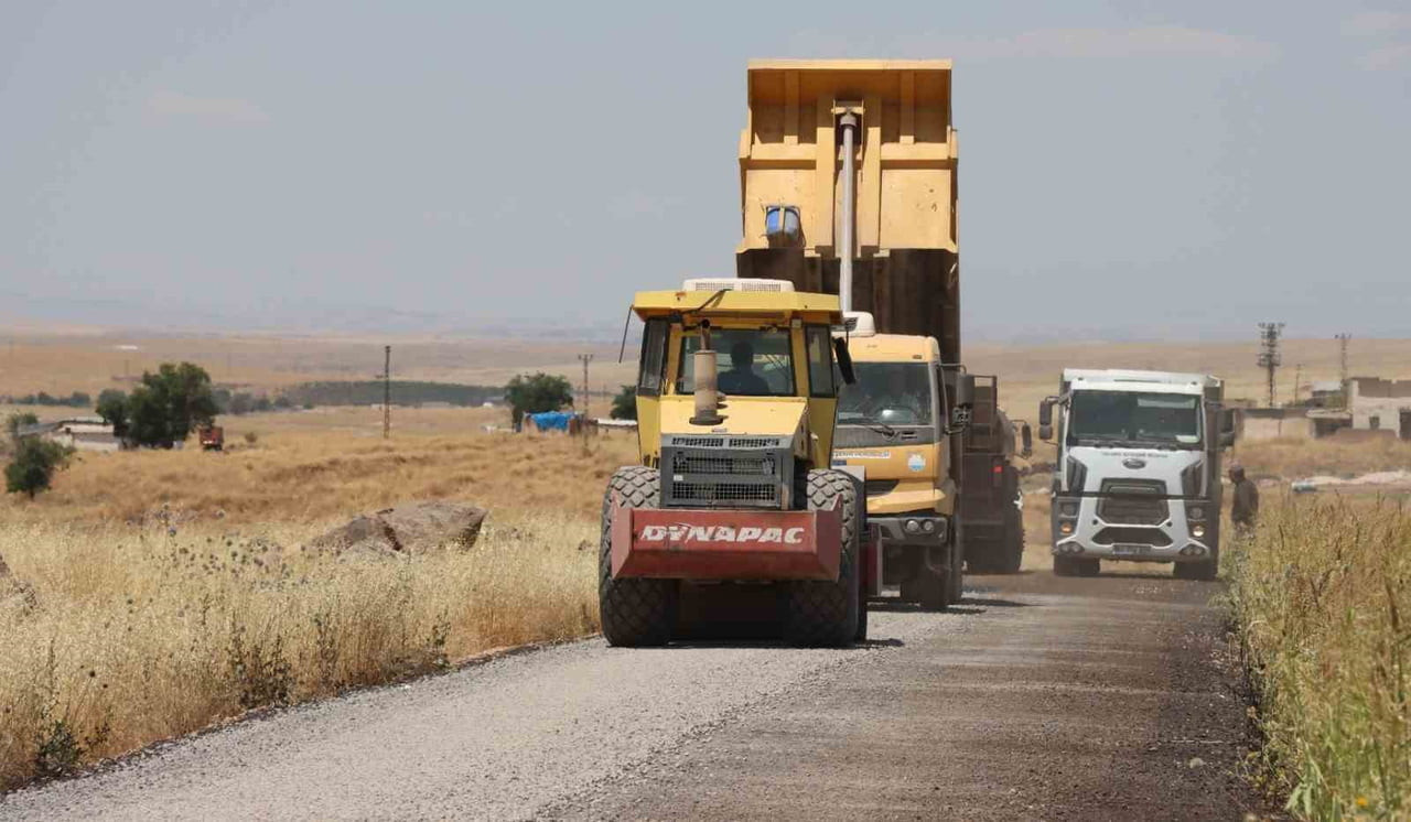 BÜYÜKŞEHİRDEN SİVEREK KIRSALINDA ASFALT ATAĞI