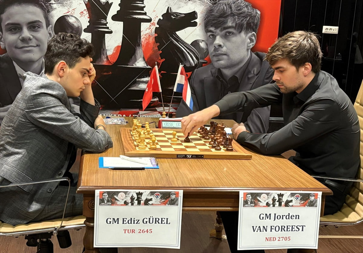Büyükusta (GM) ünvanlı satranç oyuncusu Ediz Gürel ile Hollandalı Jorden van Foreest arasındaki...