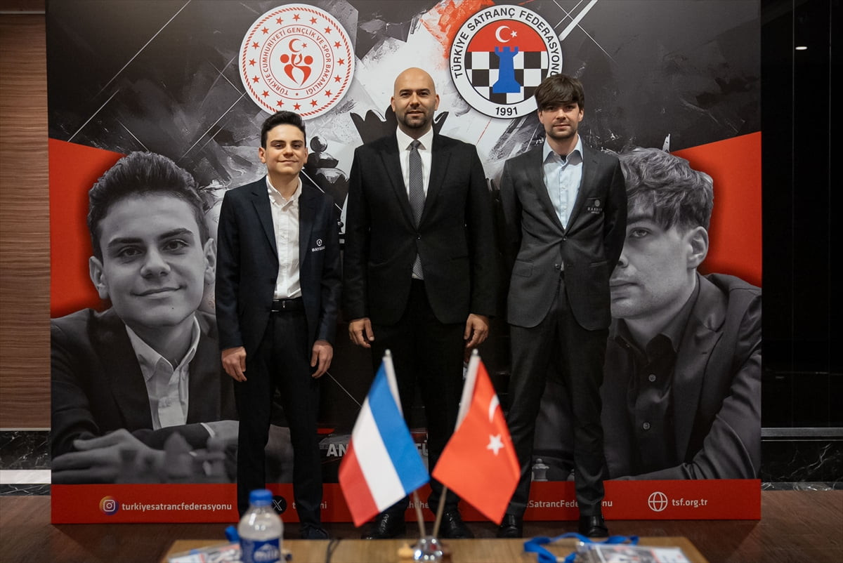 Büyükusta (GM) ünvanlı satranç oyuncusu Ediz Gürel (solda) ile Hollandalı Jorden van Foreest...