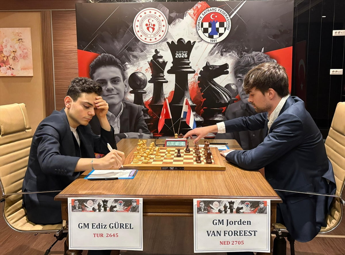 Büyükusta (GM) ünvanlı satranç oyuncusu Ediz Gürel'in Hollandalı Jorden van Foreest ile...