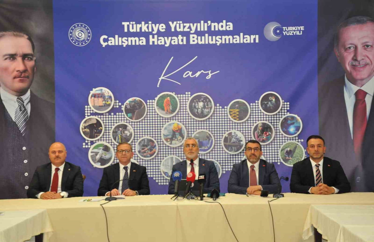 ÇALIŞMA VE SOSYAL GÜVENLİK BAKANI PROF. DR. VEDAT IŞIKHAN, KARSLI İŞ ADAMLARIYLA BİR ARAYA GELEREK...