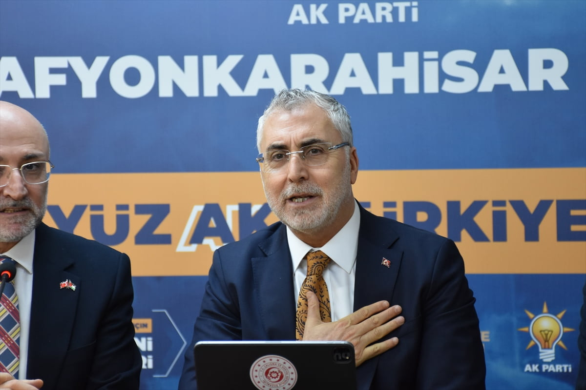 Çalışma ve Sosyal Güvenlik Bakanı Vedat Işıkhan, AK Parti Afyonkarahisar İl Başkanlığını ziyaret...