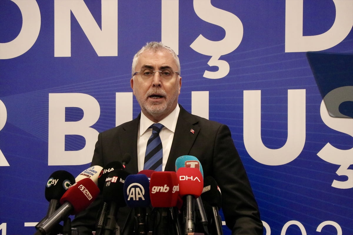 Çalışma ve Sosyal Güvenlik Bakanı Vedat Işıkhan, bir otelde düzenlenen Trabzon İş Dünyası İftar...