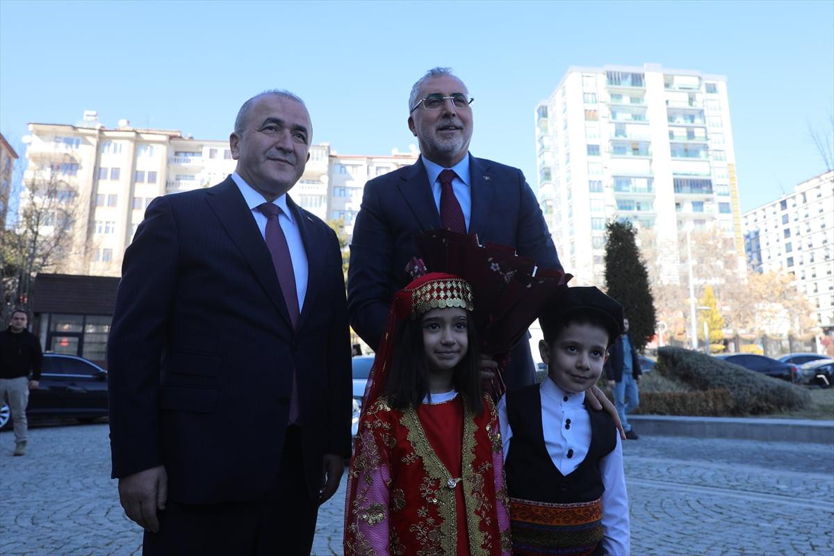 Çalışma ve Sosyal Güvenlik Bakanı Vedat Işıkhan, çeşitli temaslarda bulunmak üzere geldiği...