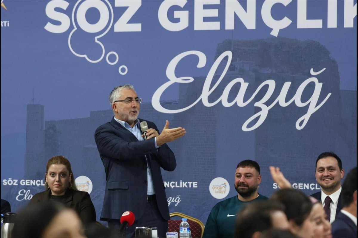Çalışma ve Sosyal Güvenlik Bakanı Vedat Işıkhan, Elazığ'da sahur vakti gençlerle bir araya...