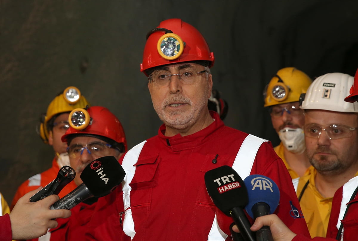 Çalışma ve Sosyal Güvenlik Bakanı Vedat Işıkhan (fotoğrafta), Rize'nin Çayeli ilçesinde, yerin 320...