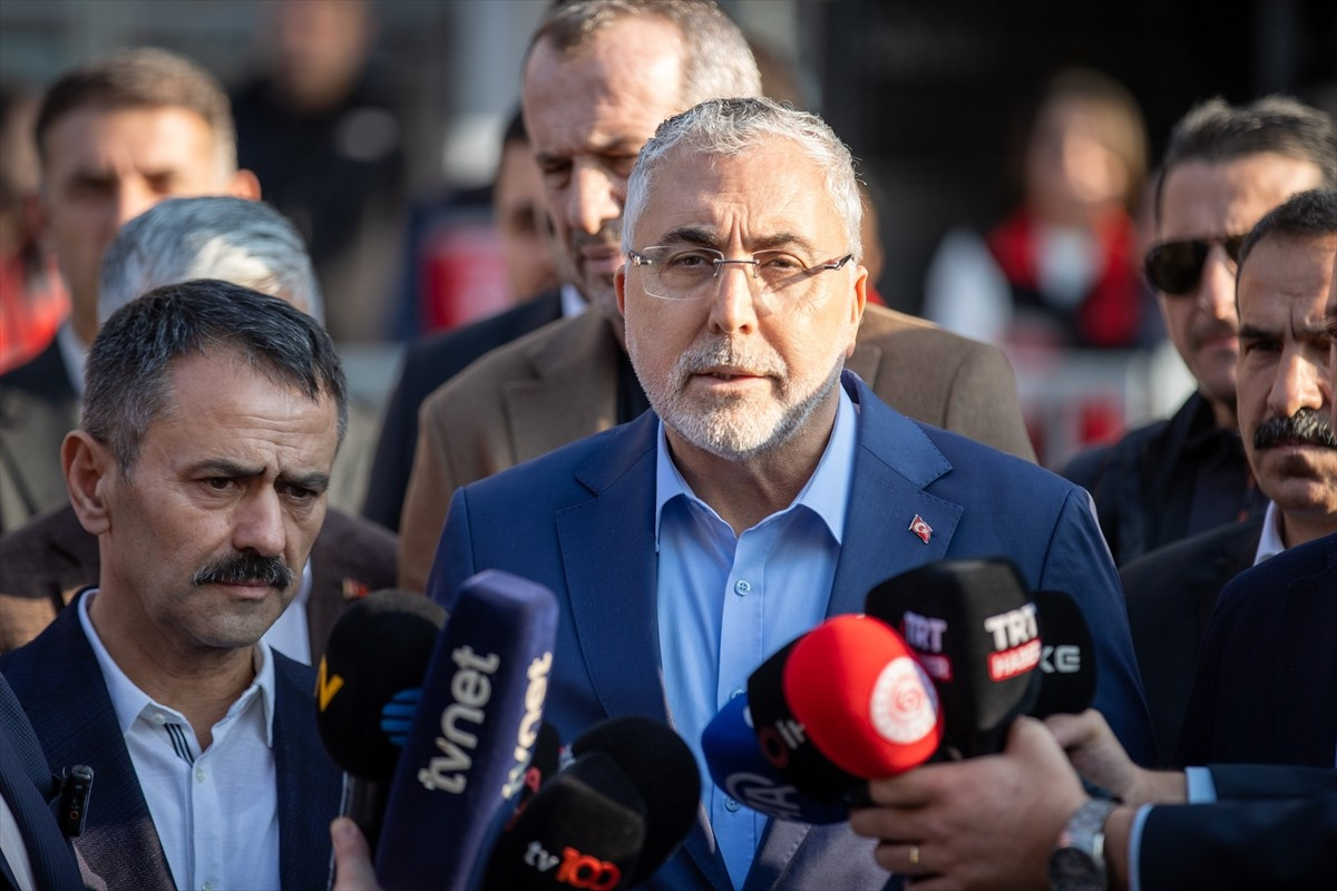 Çalışma ve Sosyal Güvenlik Bakanı Vedat Işıkhan, Kocaeli'nin Dilovası ilçesinde kozmetik...