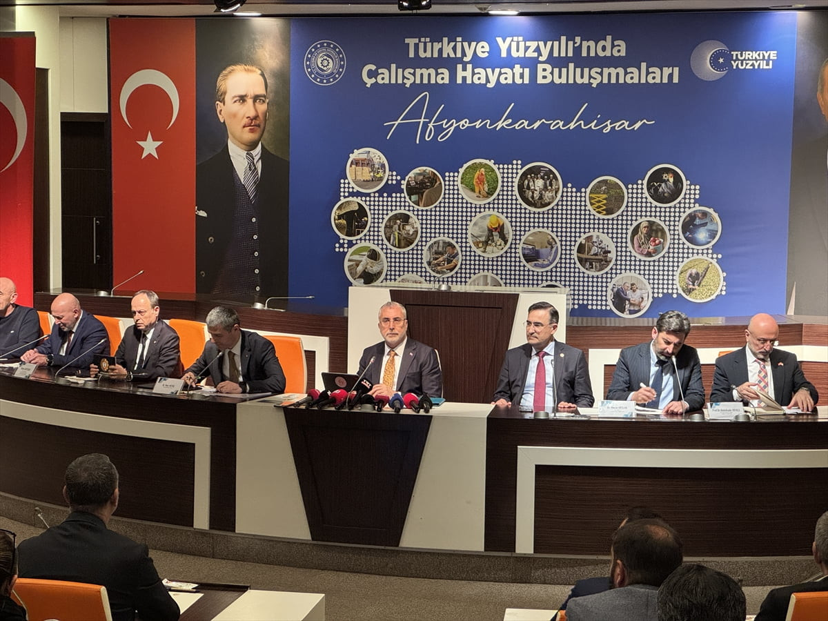 Çalışma ve Sosyal Güvenlik Bakanı Vedat Işıkhan (ortada), Afyonkarahisar Ticaret ve Sanayi Odası...