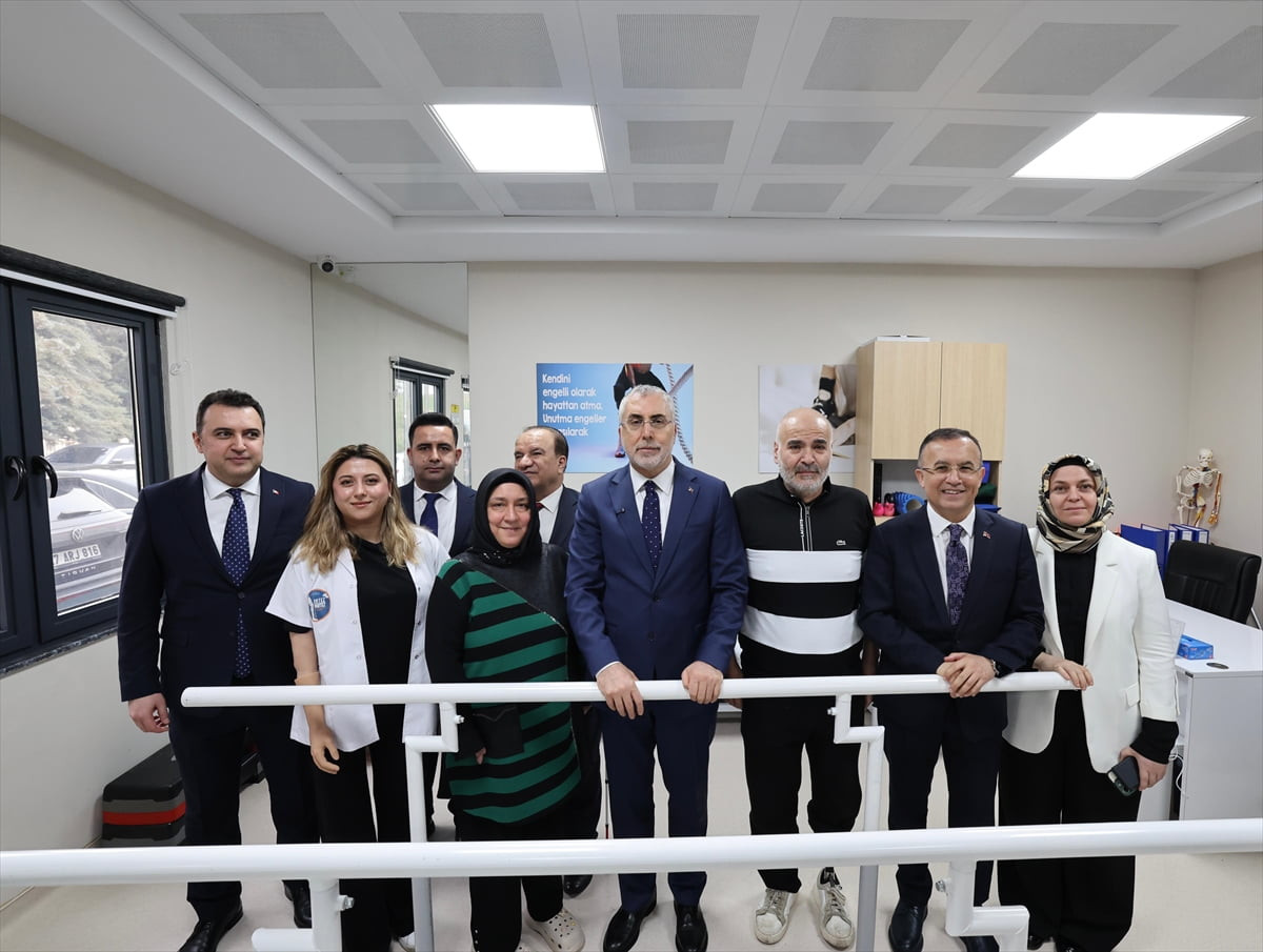 Çalışma ve Sosyal Güvenlik Bakanı Vedat Işıkhan (sağ 4), Gaziantep Büyükşehir Belediyesi...